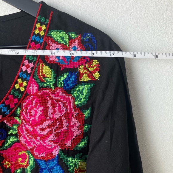 NWT Embroidered Blouse - Picture 8 of 9